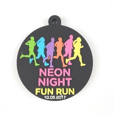 Médaille personnalisée écologique / médailles en caoutchouc PVC noir Médaille 3D pour la course amusante de nuit au néon